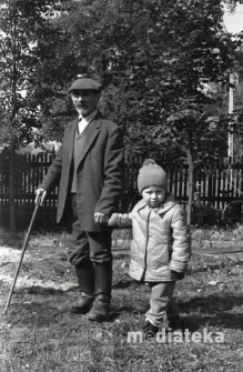 Dziecko z dziadkiem w ogrodzie, Bielsk Podlaski, druga połowa lat 70. XX w., fot. ze zbiorów Andrzeja Trzcińskiego
