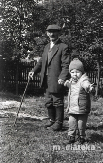 Dziecko z dziadkiem w ogrodzie, Bielsk Podlaski, druga połowa lat 70. XX w., fot. ze zbiorów Andrzeja Trzcińskiego