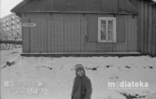 Dziecko przed drewnianym domem, ul. Proletariacka, Białystok, druga połowa lat 70. XX w., fot. ze zbiorów Andrzeja Trzcińskiego