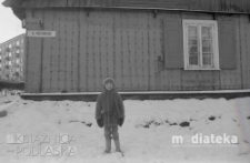 Dziecko przed drewnianym domem, ul. Proletariacka, Białystok, druga połowa lat 70. XX w., fot. ze zbior&oacute;w Andrzeja Trzcińskiego