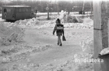 Dziecko w drodze do szkoły zimą, Białystok, druga połowa lat 70. XX w., fot. ze zbiorów Andrzeja Trzcińskiego