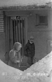 Dzieci w drodze do szkoły zimą, Białystok, druga połowa lat 70. XX w., fot. ze zbiorów Andrzeja Trzcińskiego