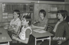 Młodzież w szkolnej ławce, Szkoła Podstawowa nr 25 im. Janusza Kusocińskiego, ul. Zwierzyniecka 9a, Białystok, druga połowa lat 70. XX w., fot. ze zbiorów Andrzeja Trzcińskiego