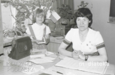 Nauczycielka siedząca za biurkiem, Szkoła Podstawowa nr 25 im. Janusza Kusocińskiego, ul. Zwierzyniecka 9a, Białystok, druga połowa lat 70. XX w., fot. ze zbiorów Andrzeja Trzcińskiego