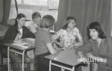 Młodzież w szkolnej ławce, Szkoła Podstawowa nr 25 im. Janusza Kusocińskiego, ul. Zwierzyniecka 9a, Białystok, druga połowa lat 70. XX w., fot. ze zbior&oacute;w Andrzeja Trzcińskiego