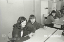 Młodzież w szkolnej ławce, Białystok, druga połowa lat 70. XX w., fot. ze zbiorów Andrzeja Trzcińskiego