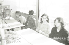 Młodzież w szkolnej ławce, Białystok, druga połowa lat 70. XX w., fot. ze zbiorów Andrzeja Trzcińskiego