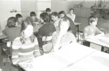 Młodzież w szkolnej ławce, Białystok, druga połowa lat 70. XX w., fot. ze zbiorów Andrzeja Trzcińskiego