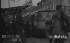 Ludzie wsiadający do autobusu, ul. Rynek Kościuszki, Białystok, druga połowa lat 70. XX w., fot. ze zbiorów Andrzeja Trzcińskiego