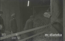 Młócenie słomy, druga połowa lat 70. XX w., fot. ze zbiorów Andrzeja Trzcińskiego