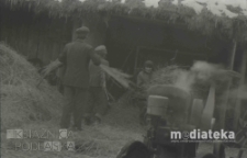 Mł&oacute;cenie słomy, druga połowa lat 70. XX w., fot. ze zbior&oacute;w Andrzeja Trzcińskiego