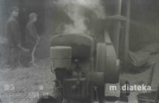 Młócenie słomy, druga połowa lat 70. XX w., fot. ze zbiorów Andrzeja Trzcińskiego