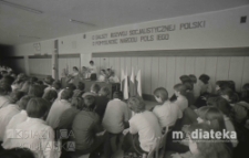 Szkolne obchody Dnia Zwycięstwa 9 maja, Białystok, druga połowa lat 70. XX w., fot. ze zbiorów Andrzeja Trzcińskiego