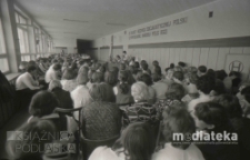 Szkolne obchody Dnia Zwycięstwa 9 maja, Białystok, druga połowa lat 70. XX w., fot. ze zbiorów Andrzeja Trzcińskiego