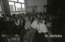 Szkolne obchody Dnia Zwycięstwa 9 maja, Białystok, druga połowa lat 70. XX w., fot. ze zbiorów Andrzeja Trzcińskiego