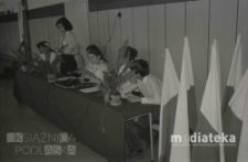 Szkolne obchody Dnia Zwycięstwa 9 maja, Białystok, druga połowa lat 70. XX w., fot. ze zbiorów Andrzeja Trzcińskiego