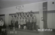 Szkolne obchody Dnia Zwycięstwa 9 maja, Białystok, druga połowa lat 70. XX w., fot. ze zbiorów Andrzeja Trzcińskiego