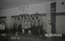 Szkolne obchody Dnia Zwycięstwa 9 maja, Białystok, druga połowa lat 70. XX w., fot. ze zbiorów Andrzeja Trzcińskiego