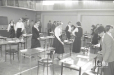 Egzaminy maturalne, Liceum Og&oacute;lnokształcące nr IV im. C.K.Norwida w Białymstoku, ul. Zwierzyniecka 9A, Białystok, druga połowa lat 70. XX w., fot. ze zbior&oacute;w Andrzeja Trzcińskiego