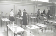 Egzaminy maturalne, Liceum Ogólnokształcące nr IV im. C.K.Norwida w Białymstoku, ul. Zwierzyniecka 9A, Białystok, druga połowa lat 70. XX w., fot. ze zbiorów Andrzeja Trzcińskiego