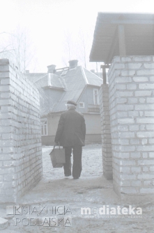 Mężczyzna wynoszący śmieci, Białystok, druga połowa lat 70. XX w., fot. ze zbiorów Andrzeja Trzcińskiego