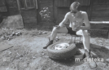 Mężczyzna przed drewnianym domem, Białystok, druga połowa lat 70. XX w., fot. ze zbiorów Andrzeja Trzcińskiego