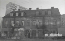 Zakład fryzjerski w kamienicy, Białystok, druga połowa lat 70. XX w., fot. ze zbiorów Andrzeja Trzcińskiego