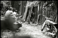 Podwórze przy starej zabudowie, Białystok, druga połowa lat 70. XX w., fot. ze zbiorów Andrzeja Trzcińskiego