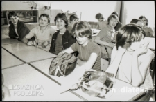 Młodzież w ławce szkolnej, Szkoła Podstawowa nr 25 im. Janusza Kusocińskiego, ul. Zwierzyniecka 9a, Białystok, druga połowa lat 70. XX w., fot. ze zbiorów Andrzeja Trzcińskiego
