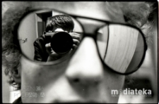 Autoportret fotografa, Białystok, druga połowa lat 70. XX w., fot. ze zbior&oacute;w Andrzeja Trzcińskiego