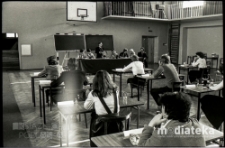 Egzaminy maturalne, Liceum Ogólnokształcące nr IV im. C.K.Norwida w Białymstoku, ul. Zwierzyniecka 9A, Białystok, druga połowa lat 70. XX w., fot. ze zbiorów Andrzeja Trzcińskiego