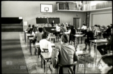 Egzaminy maturalne, Liceum Ogólnokształcące nr IV im. C.K.Norwida w Białymstoku, ul. Zwierzyniecka 9A, Białystok, druga połowa lat 70. XX w., fot. ze zbiorów Andrzeja Trzcińskiego