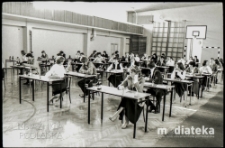 Egzaminy maturalne, Liceum Ogólnokształcące nr IV im. C.K.Norwida w Białymstoku, ul. Zwierzyniecka 9A, Białystok, druga połowa lat 70. XX w., fot. ze zbiorów Andrzeja Trzcińskiego