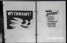 Plakaty Solidarności w witrynie sklepowej, Białystok, druga połowa lat 70. XX w., fot. ze zbiorów Andrzeja Trzcińskiego