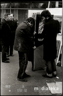 Obchody Święta Pracy 1 Maja, wystawa plenerowa, ul. Podleśna 2, Białystok, druga połowa lat 70. XX w., fot. ze zbiorów Andrzeja Trzcińskiego