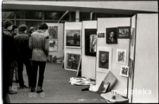 Obchody Święta Pracy 1 Maja, wystawa plenerowa, ul. Podleśna 2, Białystok, druga połowa lat 70. XX w., fot. ze zbior&oacute;w Andrzeja Trzcińskiego