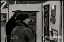 Obchody Święta Pracy 1 Maja, wystawa plenerowa, ul. Podleśna 2, Białystok, druga połowa lat 70. XX w., fot. ze zbiorów Andrzeja Trzcińskiego