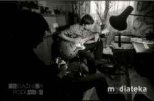 Chłopak grający na gitarze, wnętrze mieszkalne, Białystok, druga połowa lat 70. XX w., fot. ze zbiorów Andrzeja Trzcińskiego