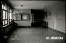Korytarz szkolny, Szkoła Podstawowa nr 25 im. Janusza Kusocińskiego, ul. Zwierzyniecka 9a, Białystok, druga połowa lat 70. XX w., fot. ze zbiorów Andrzeja Trzcińskiego