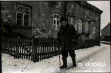 Starszy mężczyzna na ulicy, Białystok, druga połowa lat 70. XX w., fot. ze zbiorów Andrzeja Trzcińskiego