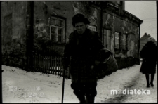 Starszy mężczyzna na ulicy, Białystok, druga połowa lat 70. XX w., fot. ze zbiorów Andrzeja Trzcińskiego