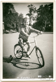 Portret dziewczynki na rowerze, Park Planty, Białystok, 1965 r.