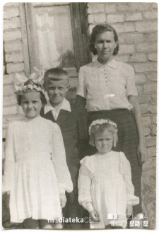 Zdjęcie rodzinne z okazji I komunii świętej, ulica Ciołkowskiego 175, Białystok, ok. 1960 r.