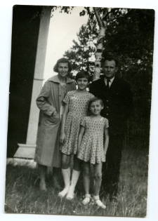 Zdjęcie rodzinne w ogrodzie, ulica Ciołkowskiego 175, Białystok, ok. 1965 r.