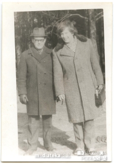 Dwaj mężczyźni z radiem w lesie, Białystok, pierwsza połowa lat 80. XX w.