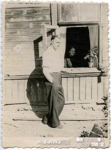 Rodzina przy domu, ulica Sobieskiego, Grodno, 1947 r.