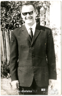 Mężczyzna w okularach, ulica Ciołkowskiego 175, Białystok, przełom lat 70. i 80. XX w.