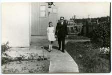Ojciec z córką przed domem, ulica Ciołkowskiego 175, Białystok, ok. 1965 r.