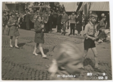 Pochód pierwszomajowy dzieci ze Szkoły Podstawowej nr 1, Rynek Kościuszki, Białystok - lata 50. XX w.