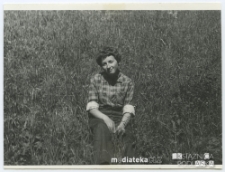 Portret Ireny Michalczuk na łące, Kazimierz Dolny (woj. lubelskie), maj 1969 r.